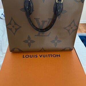 Like New only used twice Louis Vuitton Purse Onthego MM bag